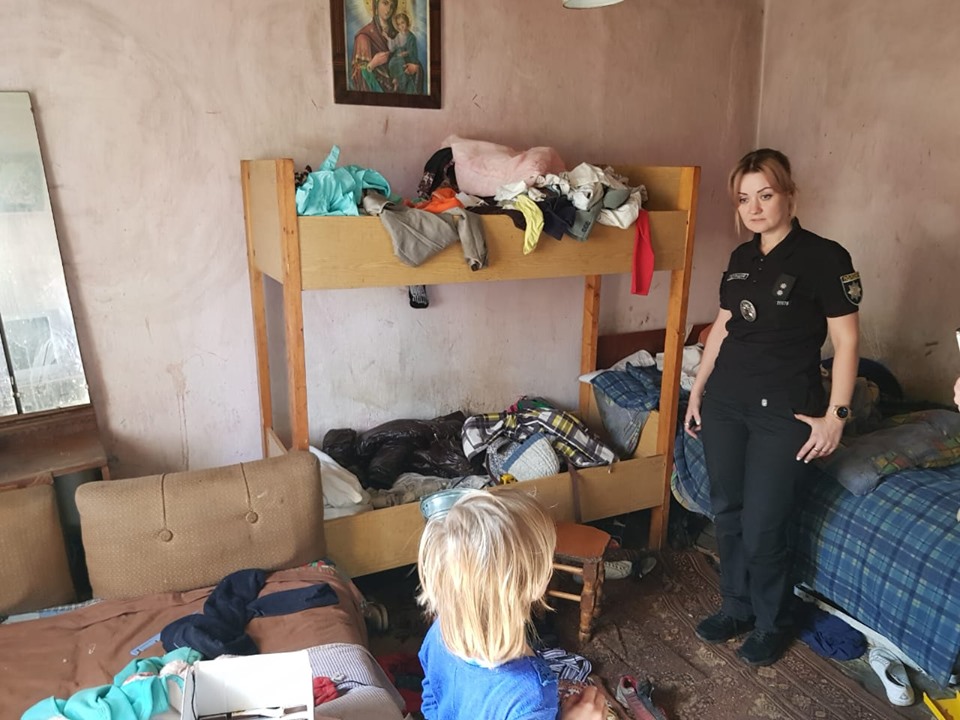 Прикарпатські поліцейські перевіряють як виховують дітей у родинах, які опинилися у складних життєвих обставинах