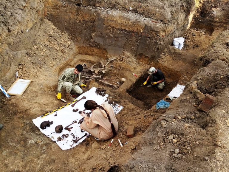 Під час розкопок у Дрогобичі знайшли близько 16 останків з простріленими головами (фоторепортаж)