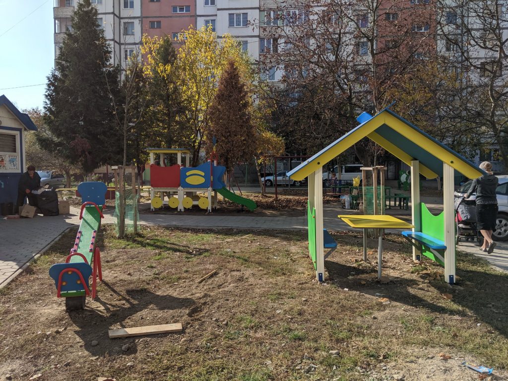 дитячий майданчик