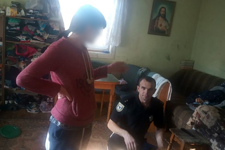 Прикарпатські поліцейські перевіряють як виховують дітей у родинах, які опинилися у складних життєвих обставинах
