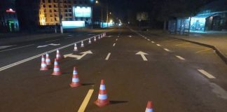 На Мазепи наносять розмітку холодним пластиком (фото+відео)