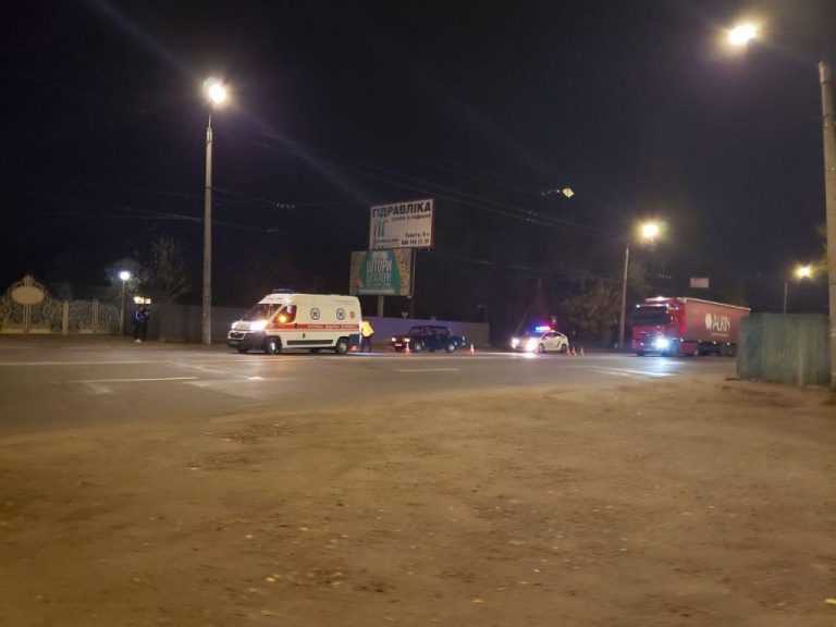 В Івано-Франківську легкова автівка збила пішохода (фотофакт)