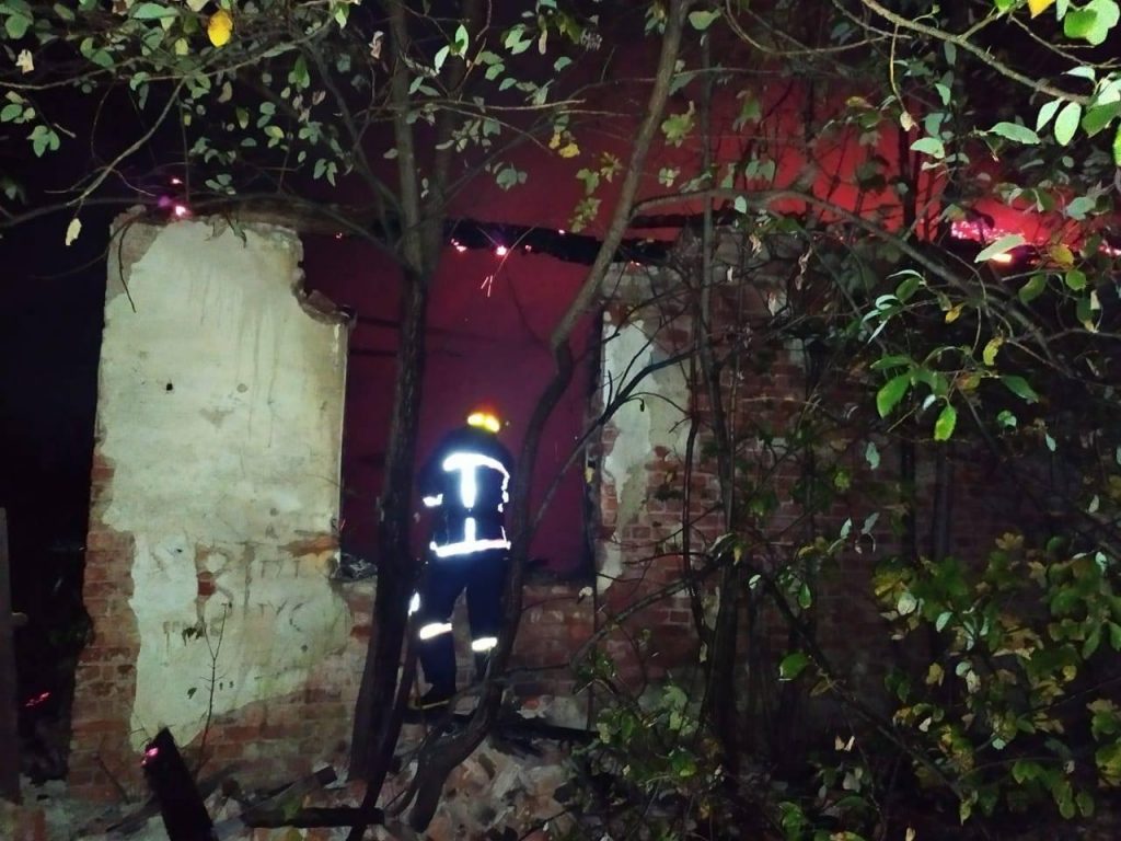На Прикарпатті рятувальники гасили пожежу недіючої будівлі