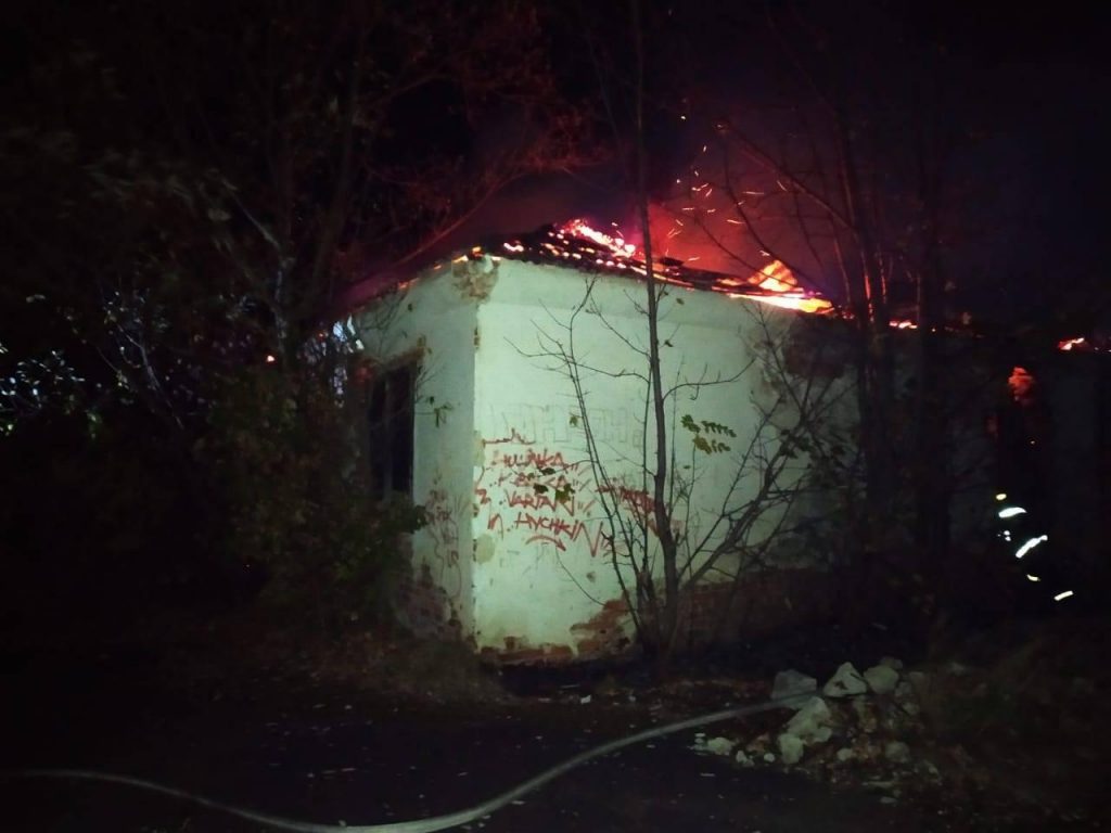 На Прикарпатті рятувальники гасили пожежу недіючої будівлі