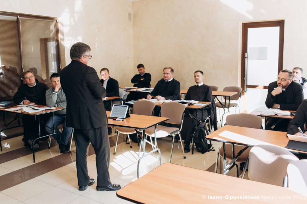 У Франківську розпочався новий навчальний семестр ліцензіату з канонічного права (фоторепортаж)