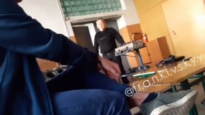 вчитель курив