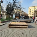 У середмісті Франківська монтують дерев'яні будиночки для новорічного ярмарку