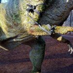 Покалічений динозавр, що мешкає у міському парку Франківська, знову з лапкою