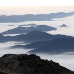 У мережі з'явились неймовірно красиві світлини осінніх Карпат та долин, вкритих туманом