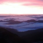 У мережі з'явились неймовірно красиві світлини осінніх Карпат та долин, вкритих туманом