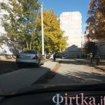 Паркування на тротуарах, пішохідних переходах та газонах: у Франківську фіксують чимало авторагулів