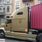 У середмісті Франківська швидка застрягла в заторі через три великогабаритні вантажівки