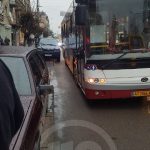 В центрі Івано-Франківська трапилась ДТП за участі комунального автобуса та елітного позашляховика - формується затор