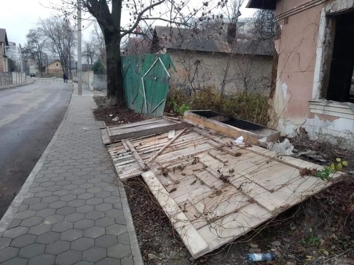 78551929_10214644157609416_834508958747066368_n Франківці просять ліквідувати напівзруйнований будинок, що наражає перехожих на небезпеку