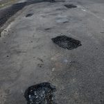На Прикарпатті триває ямковий ремонт доріг