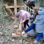 На Прикарпатті діти із лісниками підгодовують диких тварин: фото