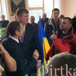 Люди влаштували пікет під кабінетом голови ОДА, вимагаючи приєднання до Снятинської ОТГ: фото та відео