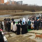 Івано-франківці прийшли до ріки, щоб освятити воду та скупатися: фоторепортаж