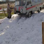 Мешканці села на Долинщині самотужки визволили зі снігового замету карету швидкої