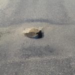 На Коломийщині, через яму на дорозі, водій пошкодив автомобіль