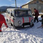 Мешканці села на Долинщині самотужки визволили зі снігового замету карету швидкої