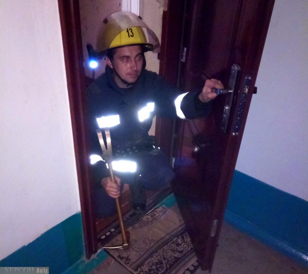 відкривання вхідних дверей