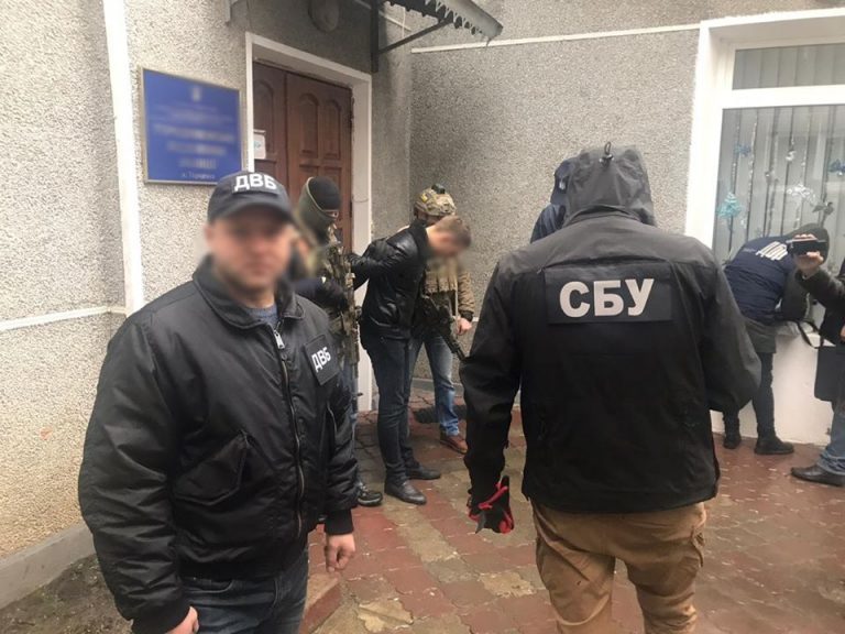 Журналісти з'ясували ім'я прикарпатського поліцейського, якого затримали напередодні під час отримання хабара