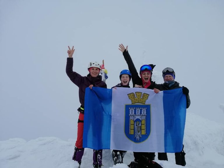 Мандрівниця з Франківська, із прапором рідного міста, підкорила один із двотисячників у Румунії