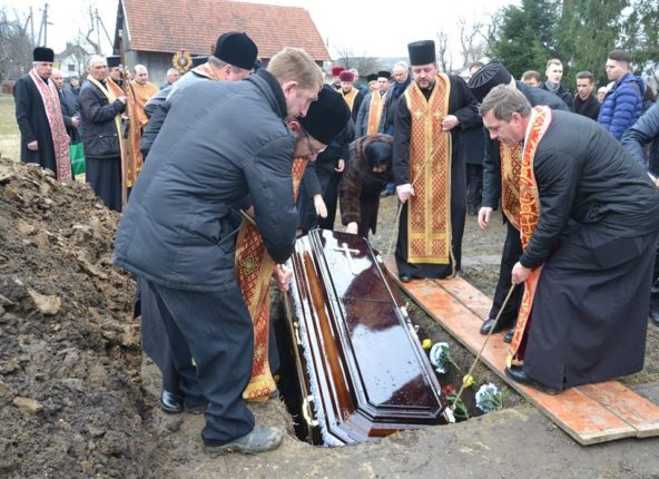 На Прикарпатті провели в останню путь священика УГКЦ