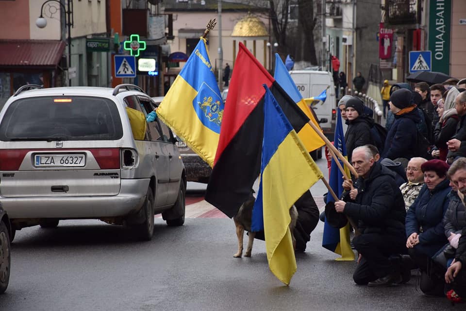 Прикарпатці на колінах зустріли тіло полеглого героя-десантника