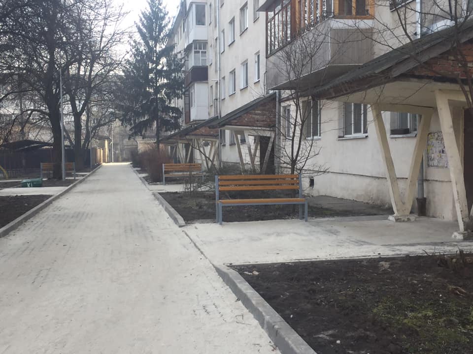 В Івано-Франківську відремонтували ще один двір