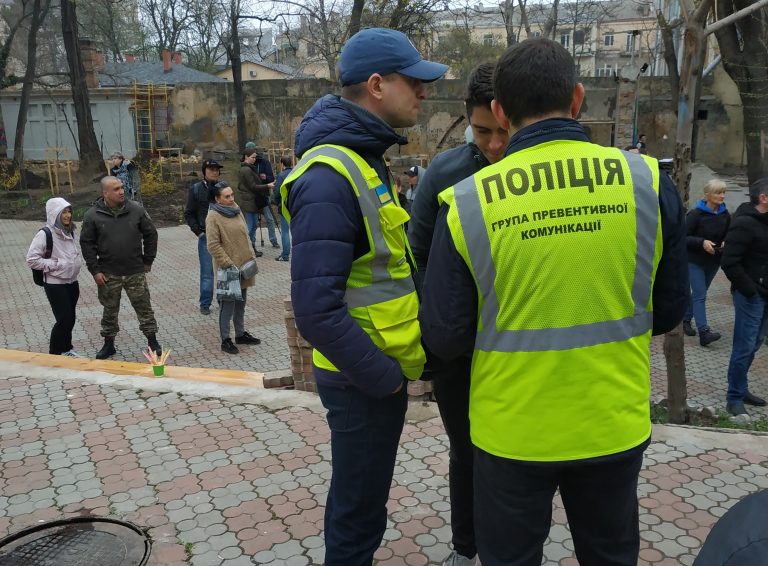 Під пасічнянським мостом знайшли тіло молодого чоловіка - на місці працює поліція