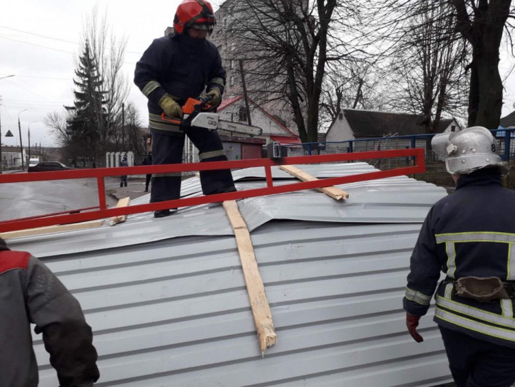 Шквальний вітер зірвав покрівлю багатоповерхівки у селі неподалік Франківська