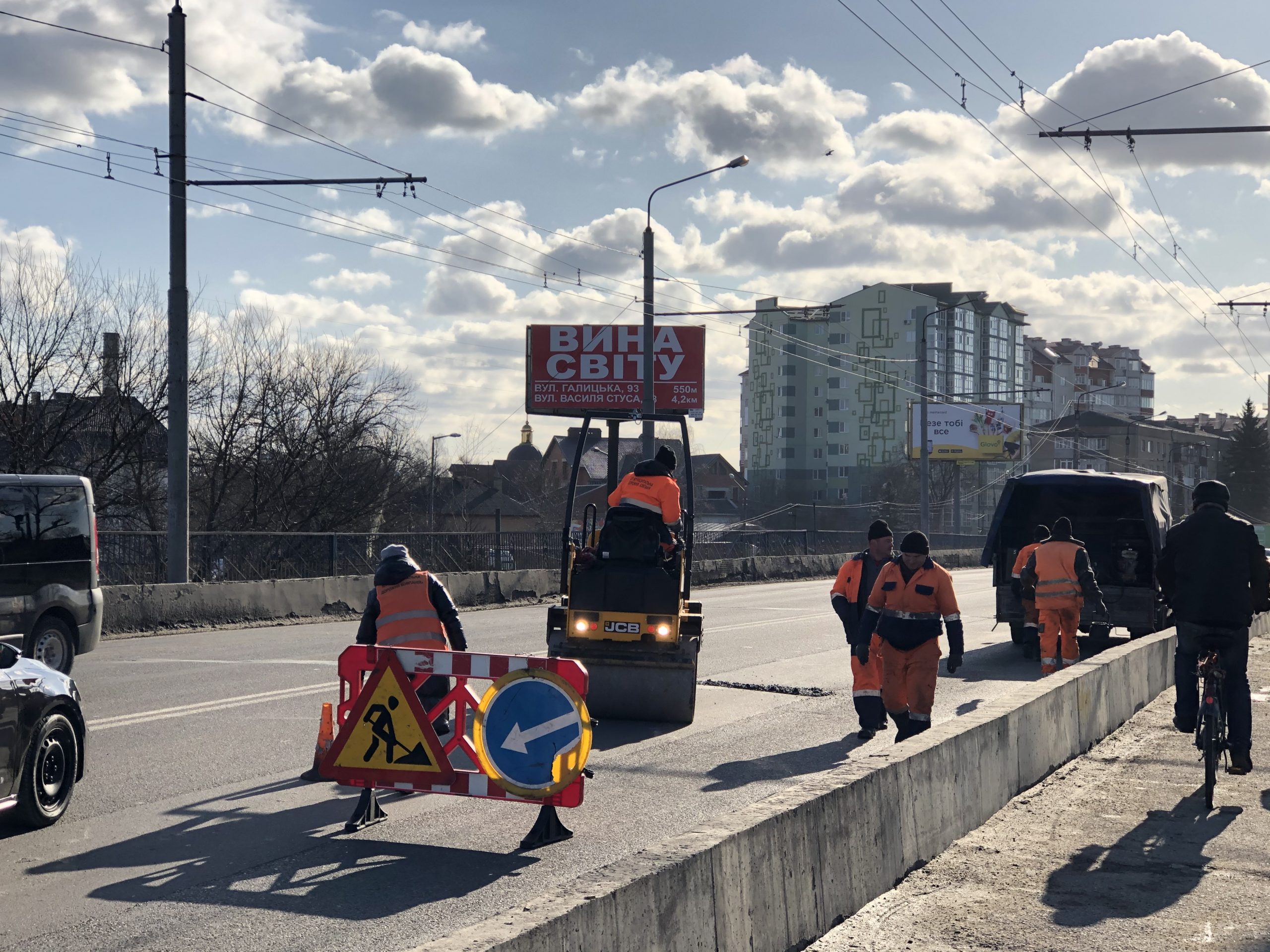 Дорожники проводять поточний ремонт на пасічнянському мості: фотофакт