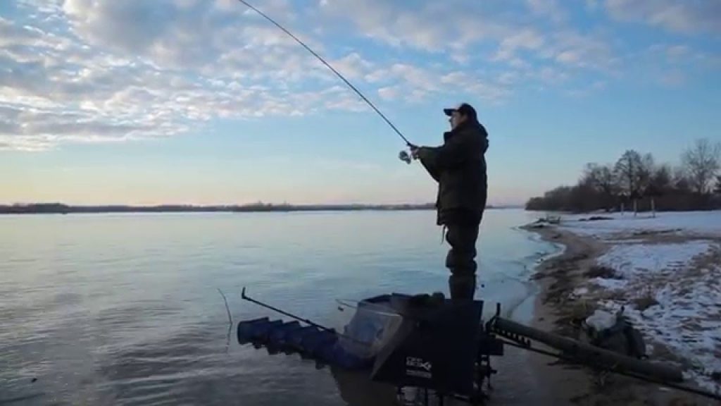 Рятувальники пильнують рибалок, які приходять до зимових водойм