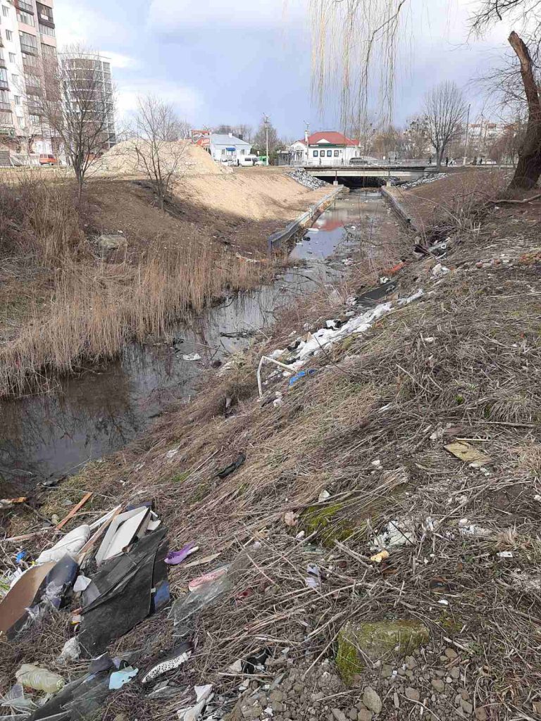 У Калуші берег ріки перетворився на сміттєзвалище