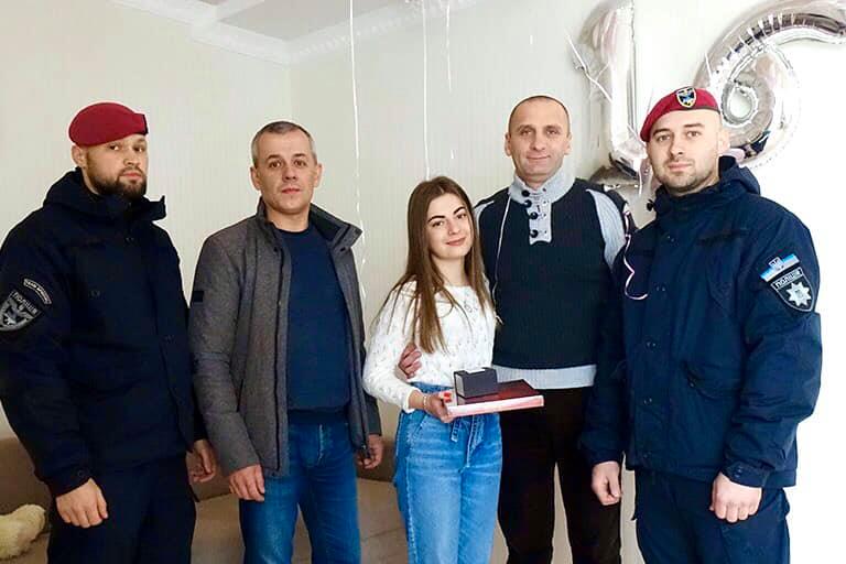 Прикарпатські поліцейські привітали з Днем народження дочку загиблого колеги