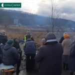 На Тисмениччині жителі вже тиждень блокують дорогу, влада не реагує