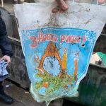 У Франківську розшукують зловмисника, який викинув в смітник цуценят у пакеті з водою