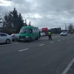 Мешканці села на Рожнятівщині перекрили дорогу - вимагають ремонту