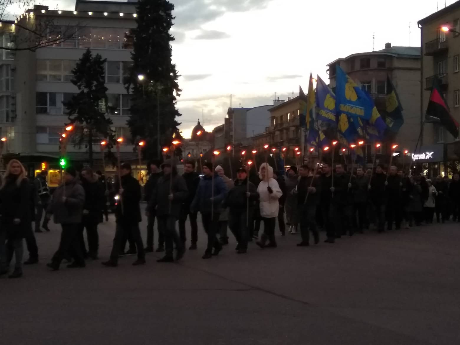 Факельною ходою і панахидою в франківці вшановують пам’ять Героїв Небесної сотні: фото