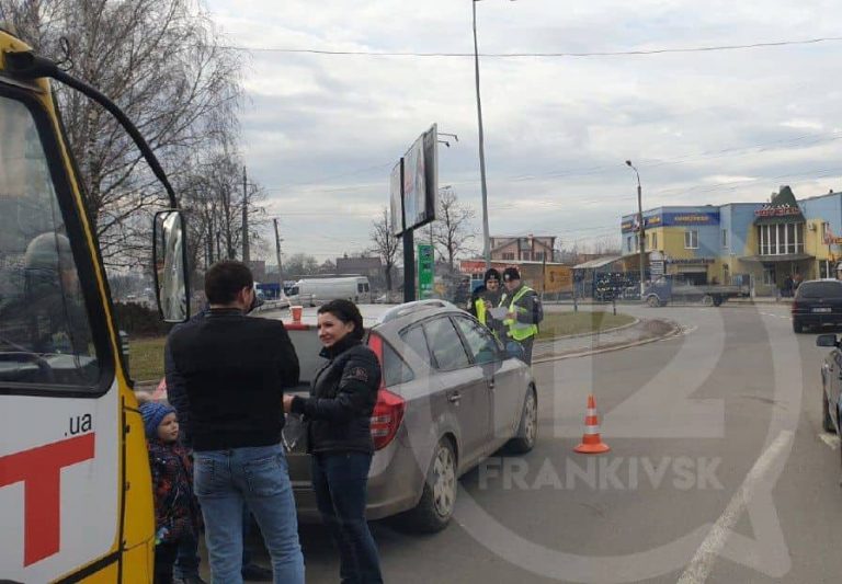 У Франківську чергова ДТП: маршрутка "наздогнала" легковик. Рух ускладнено