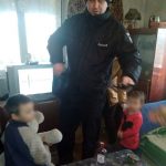 На Прикарпатті поліція забрала дітей з родини, де панує антисанітарія, безлад та відсутність електрики