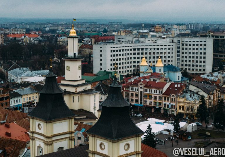 Неймовірні авіафото франківської ратуші підкорюють мережу