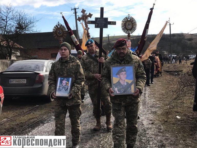 У рідному селі на Прикарпатті поховали загиблого бійця, який зник безвісти шість років тому: фоторепортаж