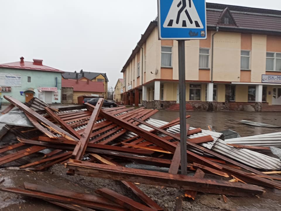 Повалені дерева, зірвані дахи, обірвані дроти та травмовані люди - наслідки учорашньої негоди на Прикарпатті