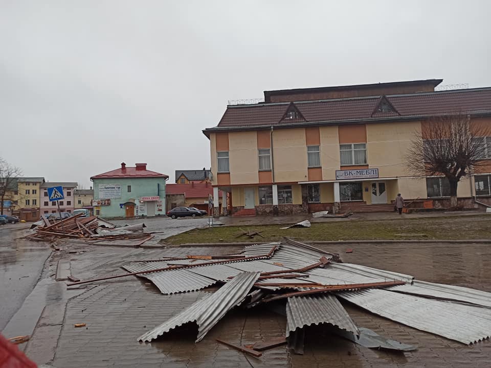 Шквальний вітер позривав дахи та повалив дерева у Галичі: фотофакт