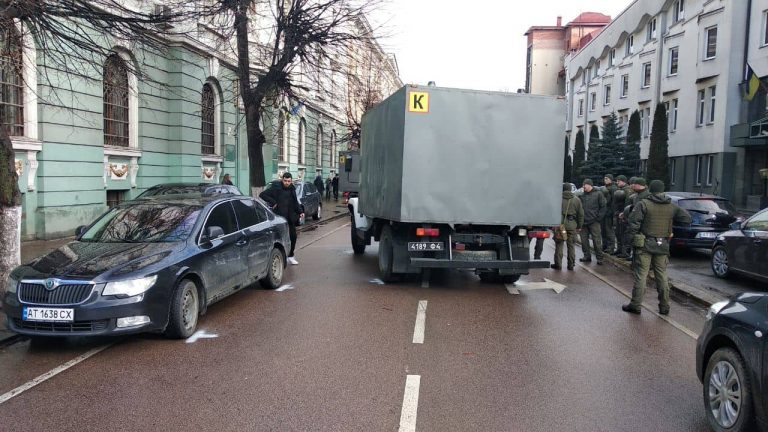 На Грушевського аварія авто військових не розминулось із легковиком: фотофакт