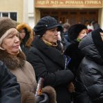 На фасаді школи-ліцею №23 відкрили меморіальну дошку її багаторічному керівнику Петру Сусяку: фоторепортаж
