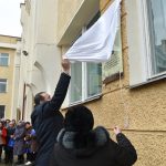 На фасаді школи-ліцею №23 відкрили меморіальну дошку її багаторічному керівнику Петру Сусяку: фоторепортаж